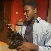 Jeune étudiant en fac de langues motivé à aider